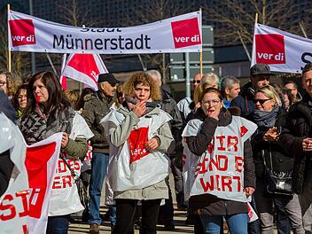 Erster Warnstreik von 700 Beschäftigten bei Kommunen im Öffentlichen Dienst aus der ganzen Region. Auf dem Schillerplatz in Schweinfurt fordern sie sechs Prozent mehr Geld.  Josef Lamber