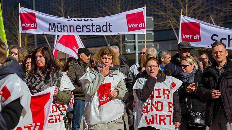 Erster Warnstreik von 700 Beschäftigten bei Kommunen im Öffentlichen Dienst aus der ganzen Region. Auf dem Schillerplatz in Schweinfurt fordern sie sechs Prozent mehr Geld.  Josef Lamber