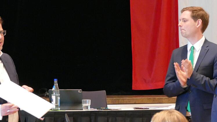 Oberbürgermeister Andreas Starke (rechts) überreicht Christian Lange (links) die Ehrenurkunde, Jonas Glüsenkamp applaudiert.  Foto: Marion Krüger-Hundrup