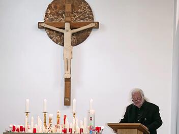 Ingo Cesaro las in der St. Johanniskirche in Steinwiesen insbesondere Engelgedichte vor.  Foto: Heike Schülein