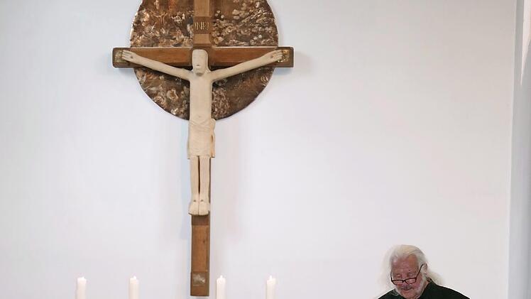 Ingo Cesaro las in der St. Johanniskirche in Steinwiesen insbesondere Engelgedichte vor.  Foto: Heike Schülein