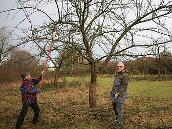 Die Streuobstwiesen zu erhalten, ist Frank Reißenweber vom Landschaftspflegeverband (hier mit Hubert Hannig) für Seßlach wichtig.