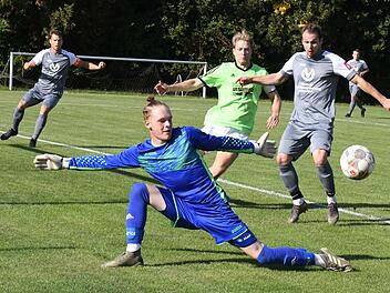 Protagonisten ihrer Mannschaften: Ramsthals Keeper Maurice Popp parierte einen Strafstoß, Teamkollege  Tim Danz sah den roten Karton und Andre Keßler (rechts) machte mit seinem 3:1 den Deckel drauf zu Gunsten des FC WMP Lauertal. Foto: Hopf