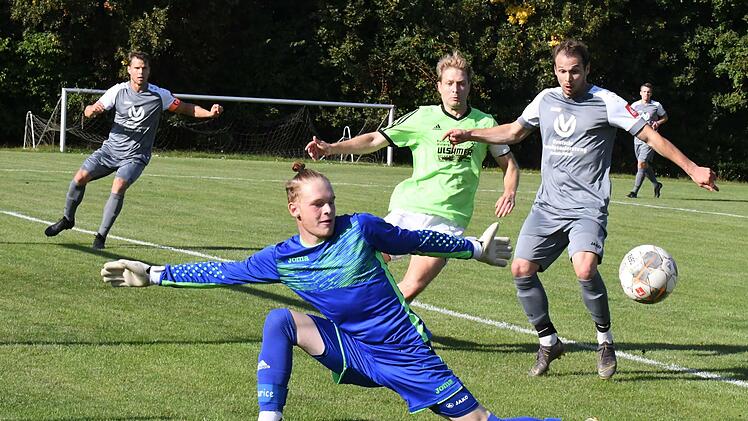 Protagonisten ihrer Mannschaften: Ramsthals Keeper Maurice Popp parierte einen Strafstoß, Teamkollege  Tim Danz sah den roten Karton und Andre Keßler (rechts) machte mit seinem 3:1 den Deckel drauf zu Gunsten des FC WMP Lauertal. Foto: Hopf