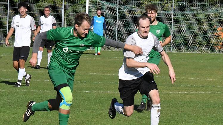 Duell der Routiniers: Der Garitzer Jens Niebling packt sich Oberthulbas Markus Markert. Foto: Hopf