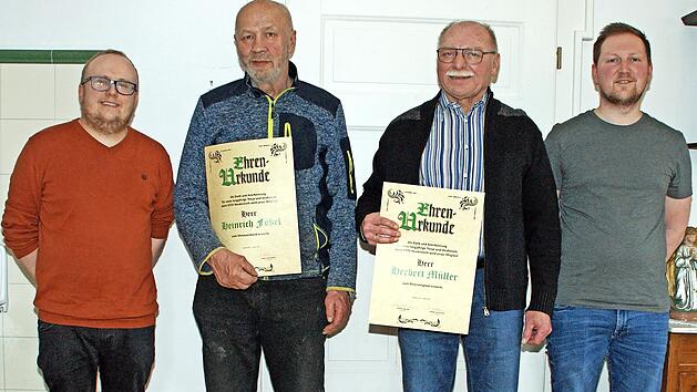 Besondere Ehrungen gab es beim Kleintierzuchtverein Neukenroth: Herbert M&uuml;ller (Zweiter von rechts) wurde vom Vorsitzenden Matthias Sprenger (links) und Zweiten Vorsitzenden Andreas Fleischmann (rechts) zum Ehrenmitglied und Heinrich F&ouml;&szlig;el ( Zweit...