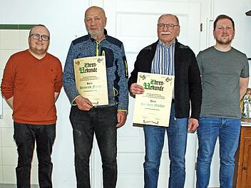 Besondere Ehrungen gab es beim Kleintierzuchtverein Neukenroth: Herbert Müller (Zweiter von rechts) wurde vom Vorsitzenden Matthias Sprenger (links) und Zweiten Vorsitzenden Andreas Fleischmann (rechts) zum Ehrenmitglied und Heinrich Fößel ( Zweit...