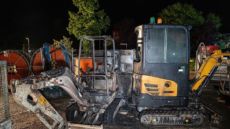 Rattelsdorf: Unbekannte setzen mehrere Baumaschinen in Brand - 300.000 Euro Schaden
