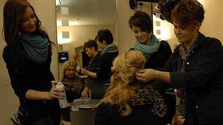 Masse und Klasse - beides stimmt bei Friseurmeisterin Annette Kurz-Mähringer (rechts) aus Marktschorgast. Sie bildet mit (von links) Laura Wanka, Gina Hilpert und Theresa Schiphorst in ihrem kleinen Salon derzeit drei junge Frauen aus. Fotos: Dagmar Besand