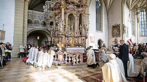 Rund 500 Pilger aus Höchstadt kamen in der Dettelbacher Wallfahrtskirche zum Gottesdienst zusammen.