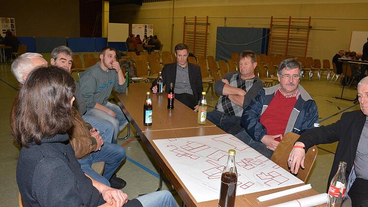 In vier Kleingruppen wurden die gewünschten Themen beackert . Foto: Schmidt