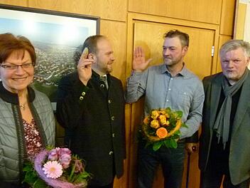 Vereidigung von Jürgen Heymann (Dritter von links) durch Bürgermeister Bernd Reisenweber (Zeiter von links) im Beisein der aus dem Amt scheidenden Monika Heß (links) und des Zweiten Bürgermeisters Joachim Hassel (rechts) Foto: Lothar Weidner