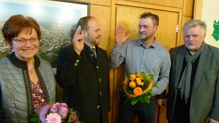 Vereidigung von Jürgen Heymann (Dritter von links) durch Bürgermeister Bernd Reisenweber (Zeiter von links) im Beisein der aus dem Amt scheidenden Monika Heß (links) und des Zweiten Bürgermeisters Joachim Hassel (rechts) Foto: Lothar Weidner