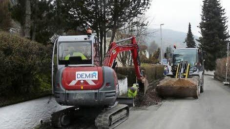 Die Erdarbeiten für den Breitbandausbau im Muggendorfer Ortsteil "Görlitz" haben begonnen. Foto: Paul Pöhlmann