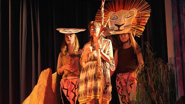 Zauberin Rafiki (Johanna Schnös) mit den Löwen auf dem Königsfelsen.