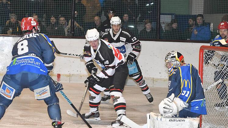 Mit 4:1 gewannen die Kissinger Wölfe (in weiß) das Unterfranken-Derby gegen den ERV Schweinfurt. Foto: Hopf