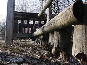 Die Holzbrücke von Burk auf die Sportinsel ist augenscheinlich marode. Foto: Josef Hofbauer