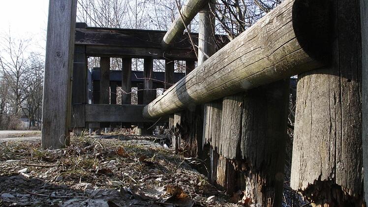 Die Holzbrücke von Burk auf die Sportinsel ist augenscheinlich marode. Foto: Josef Hofbauer