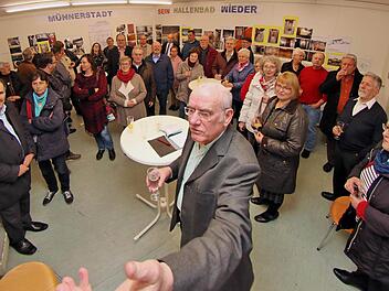Zum Start der Ausstellung des Vereins "Bürgerbad Münnerstadt" kamen zahlreiche interessierte Gäste. Der Vorsitzende des Vereins, Wolfgang Blümlein (Bildmitte), führte sie durch die Ausstellung, die noch bis zum 9. April geöffnet ist.  Foto: Dieter Britz