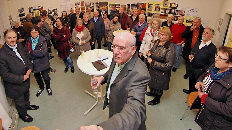 Zum Start der Ausstellung des Vereins "Bürgerbad Münnerstadt" kamen zahlreiche interessierte Gäste. Der Vorsitzende des Vereins, Wolfgang Blümlein (Bildmitte), führte sie durch die Ausstellung, die noch bis zum 9. April geöffnet ist.  Foto: Dieter Britz