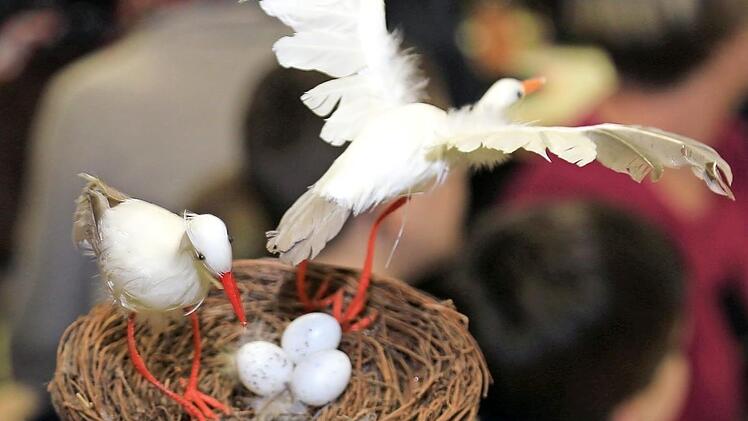 Bürgermeisterin Rose Stark war mit einem Storchenbiotop als Kopfschmuck gekommen, "damit wir wieder viele Kinder kriegen".
