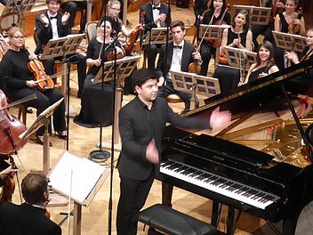 Pianist Behzod Abduraimov und seine jungen Mitspieler aus der Russisch-deutschen Orchesterakademie, einer Gründung Valeri Gergievs, beim Konzert "Symphonische Friedensbotschaft".  Foto: Gerhild Ahnert