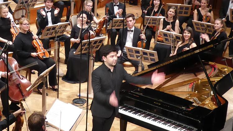 Pianist Behzod Abduraimov und seine jungen Mitspieler aus der Russisch-deutschen Orchesterakademie, einer Gründung Valeri Gergievs, beim Konzert "Symphonische Friedensbotschaft".  Foto: Gerhild Ahnert