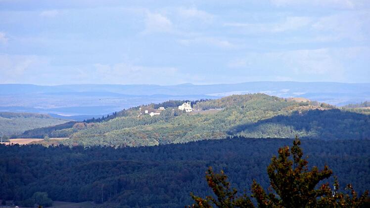 Der Zeilberg bei Voccawind grüßt aus etwa zehn Kilometer Luftline von der Bramburg entfernt.