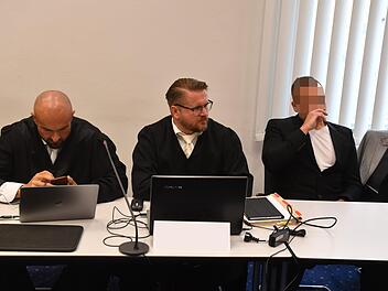 Angeklagter Oliver B. mit seinen Anwälten Maik Bunzel (links) und Michael Hentze. Foto: Ronald Rinklef