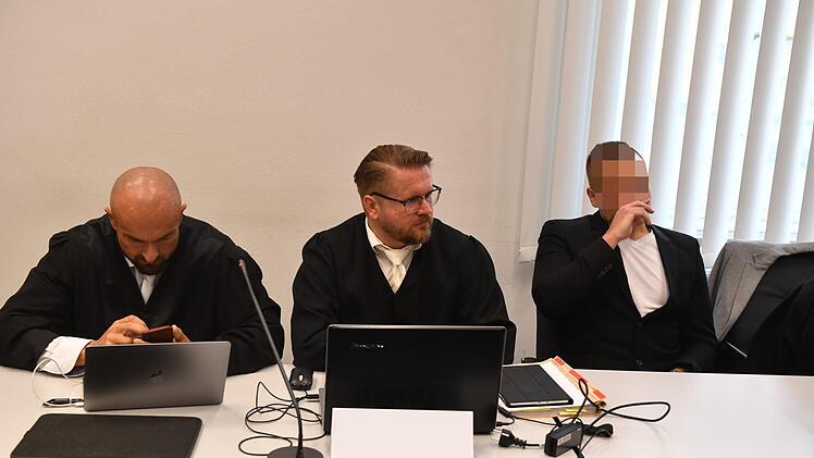 Angeklagter Oliver B. mit seinen Anwälten Maik Bunzel (links) und Michael Hentze. Foto: Ronald Rinklef