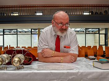Martin Arieh Rudolph in der Bamberger Synagoge: "Es bedeutet viel Arbeit, den Menschen das Judentum nahezubringen." Foto: Ronald Rinklef