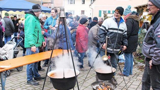 Kesselgulasch, &uuml;ber dem offenen Feuer zubereitet, half gegen die winterlichen Temperaturen. Foto: Evi Seeger