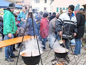 Kesselgulasch, über dem offenen Feuer zubereitet, half gegen die winterlichen Temperaturen. Foto: Evi Seeger