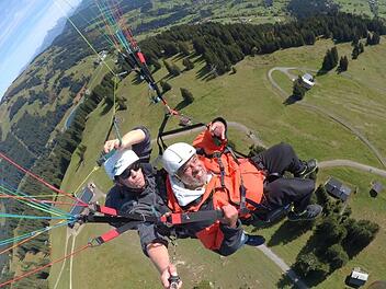 Aus 1800 Metern ging es in die Tiefe: Der Fallschirmsprung in den Alpen kostete Joe Garcia Überwindung. Schließlich ging alles sehr schnell.  Fotos: Joe Garcia
