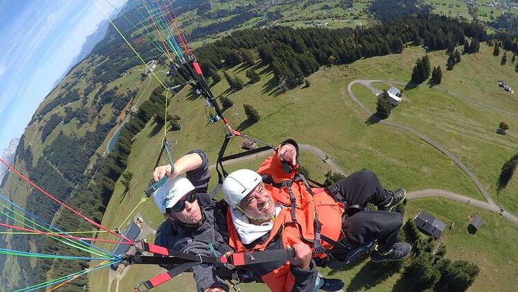 Aus 1800 Metern ging es in die Tiefe: Der Fallschirmsprung in den Alpen kostete Joe Garcia Überwindung. Schließlich ging alles sehr schnell.  Fotos: Joe Garcia