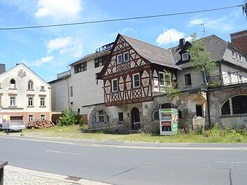 Die ehemalige Leiner-Brauerei in Förtschendorf soll saniert und wieder aufgehübscht werden. Das Gebäude mit seiner denkmalgeschützten ehemaligen Gastwirtschaft (einstmals Restaurant und Hotel) liegt seit Mitte der 90er Jahre brach.  K.- H. Hofmann