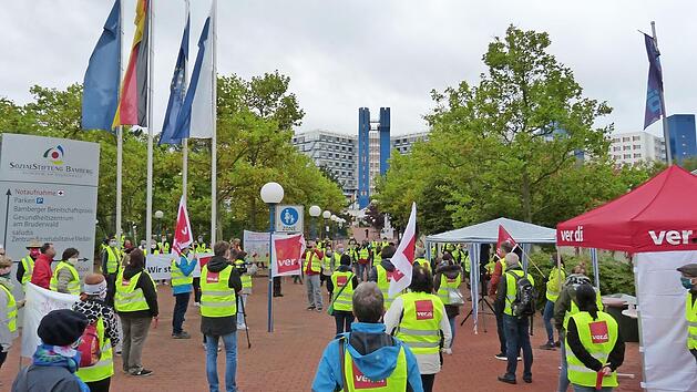 Beschäftigte der Sozialstiftung versammelten sich vor dem Klinikum, um ihren Unmut zu äußern.  Fotos: Julian Megerle
