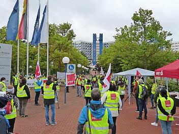 Beschäftigte der Sozialstiftung versammelten sich vor dem Klinikum, um ihren Unmut zu äußern.  Fotos: Julian Megerle