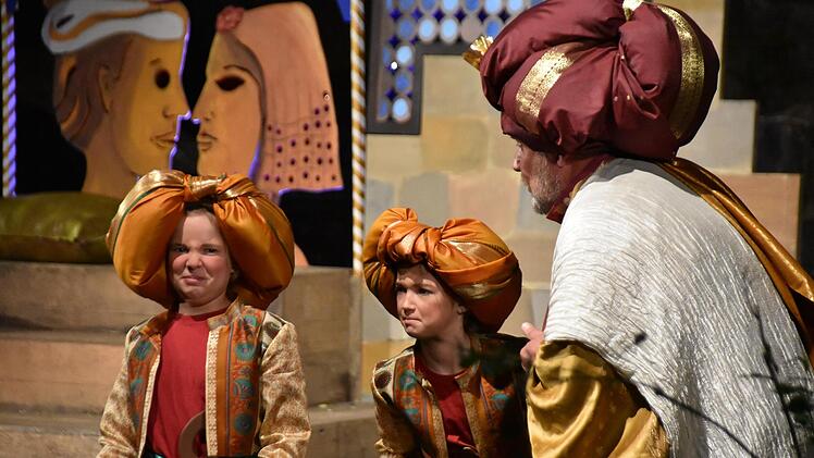 Szene aus "Aladin und die Wunderlampe" auf der Naturb&uuml;hne Trebgast
