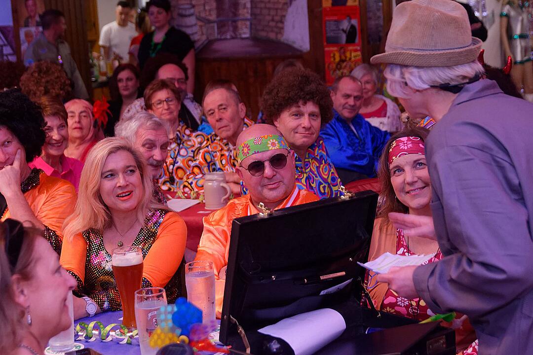 Motto: "Licht aus! Spot an! 70er Disco"