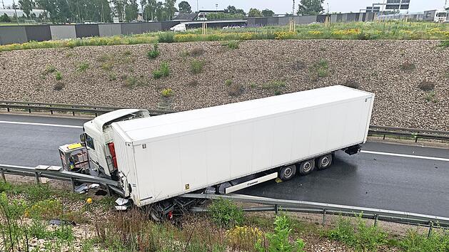 Ein quer stehender Sattelzug hat am Samstag die A 3 stundenlang blockiert.