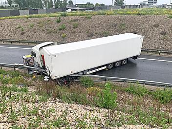 Ein quer stehender Sattelzug hat am Samstag die A&nbsp;3 stundenlang blockiert.