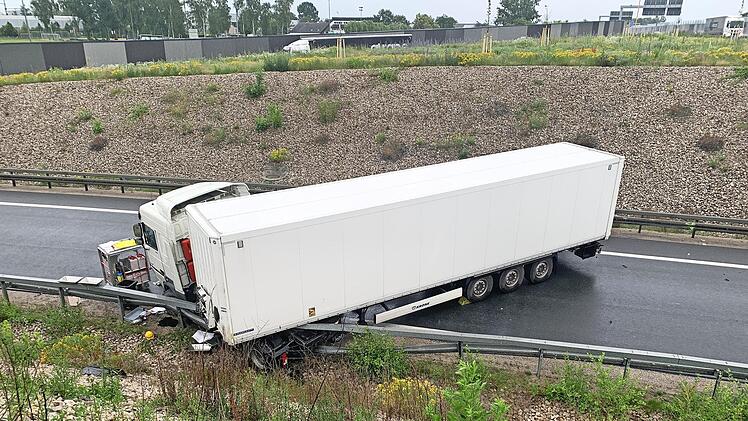 Ein quer stehender Sattelzug hat am Samstag die A 3 stundenlang blockiert.