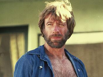 Wann ist ein Mann ein Mann? Wenn er wie Chuck Norris ist: m&auml;nnlich, dass selbst seine Brusthaare Brusthaare haben, wie es in einem "Chuck Norris Fact" hei&szlig;t. Das Bild zeigt den Schauspieler in einer Szene des Actionsfilms "McQuade, der Wolf" (1983)