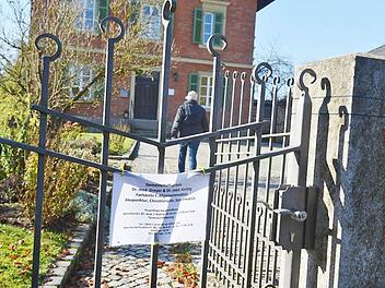 Ein Schild vor der Burgwindheimer Arztpraxis weist auf die Veränderungen hin. Foto: Ronald Rinklef
