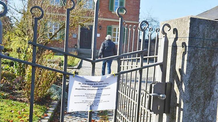 Ein Schild vor der Burgwindheimer Arztpraxis weist auf die Veränderungen hin. Foto: Ronald Rinklef