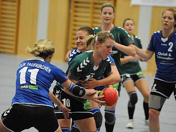 Kein Zuckerschlecken: Allerhand einstecken musste wieder einmal Natascha Will (am Ball). Doch die Damen der SG Garitz/Nüdlingen können auch ordentlich austeilen. Zu Recht gab es daher reichlich Lob für die Abwehr. Foto: Hopf