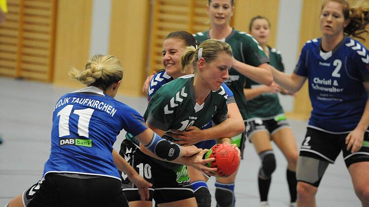 Kein Zuckerschlecken: Allerhand einstecken musste wieder einmal Natascha Will (am Ball). Doch die Damen der SG Garitz/Nüdlingen können auch ordentlich austeilen. Zu Recht gab es daher reichlich Lob für die Abwehr. Foto: Hopf