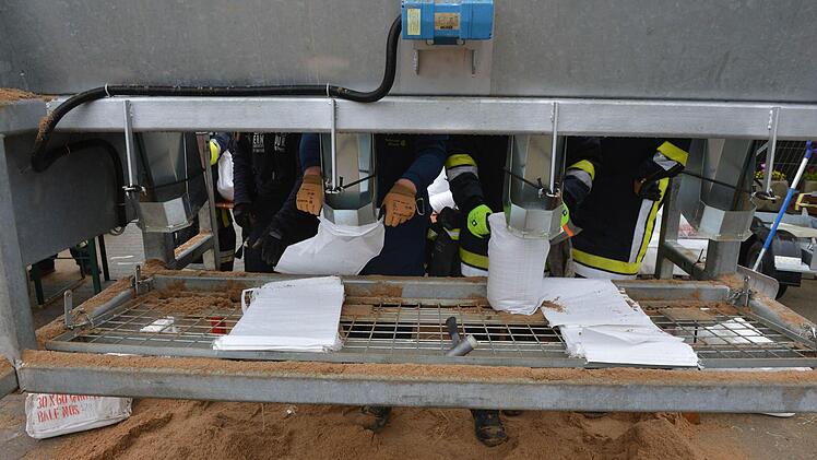 Hallstadt Bauhof Abfüllung der Sandsäcke. Foto: Ronald Rinklef