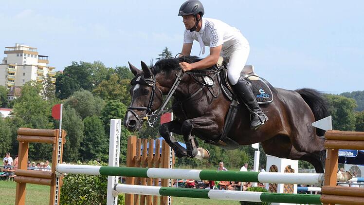Gewann das abschließende M**-Springen mit der schnellsten Zeit im Stechen: Sven Fehnl (RC Eltmann). Fotos: Jürgen Schmitt